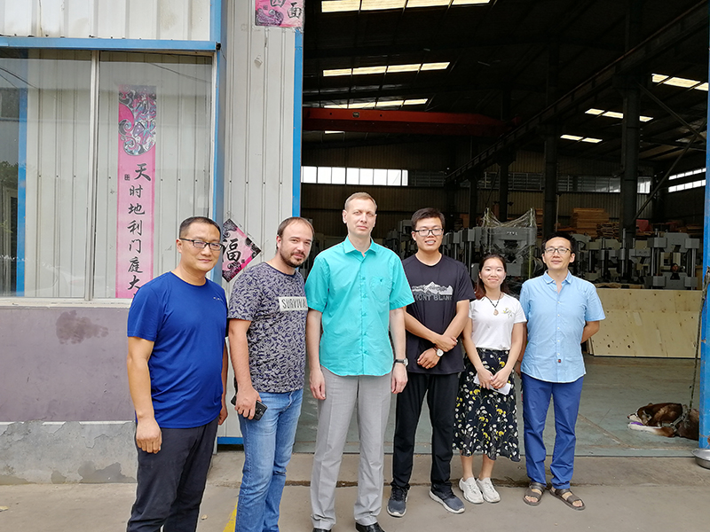 俄羅斯客戶到廠驗(yàn)收機(jī)器，獲得客戶一致好評(píng)